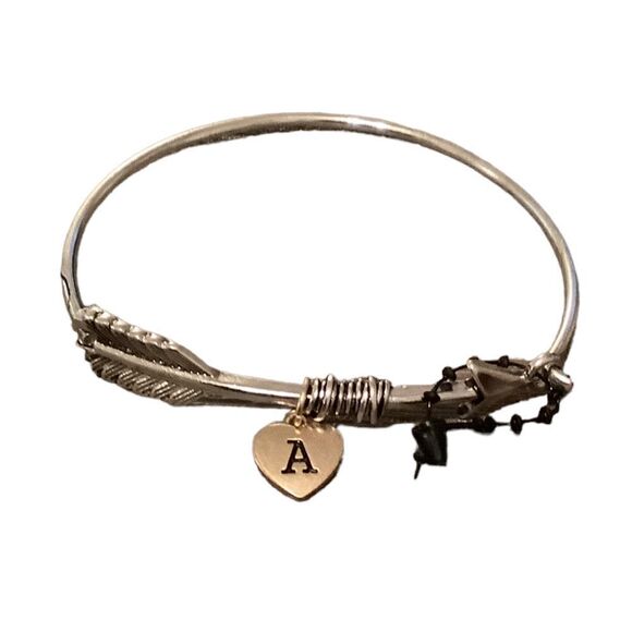 🌼🌼Arrow bracelet with Charm.  NWOT🌼🌼 - Picture 1 of 3